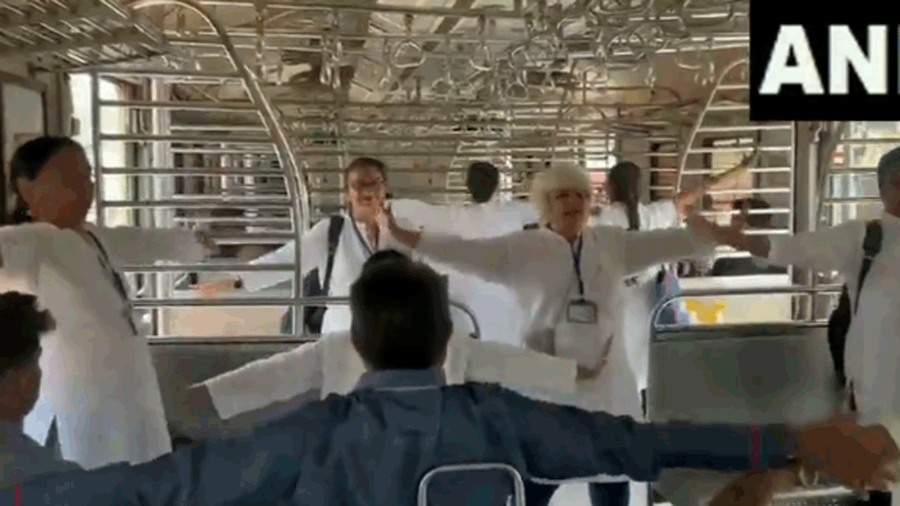 Yoga Day | ముంబై లోకల్ ట్రైన్ లో యోగా వేడుకలు.. వీడియో