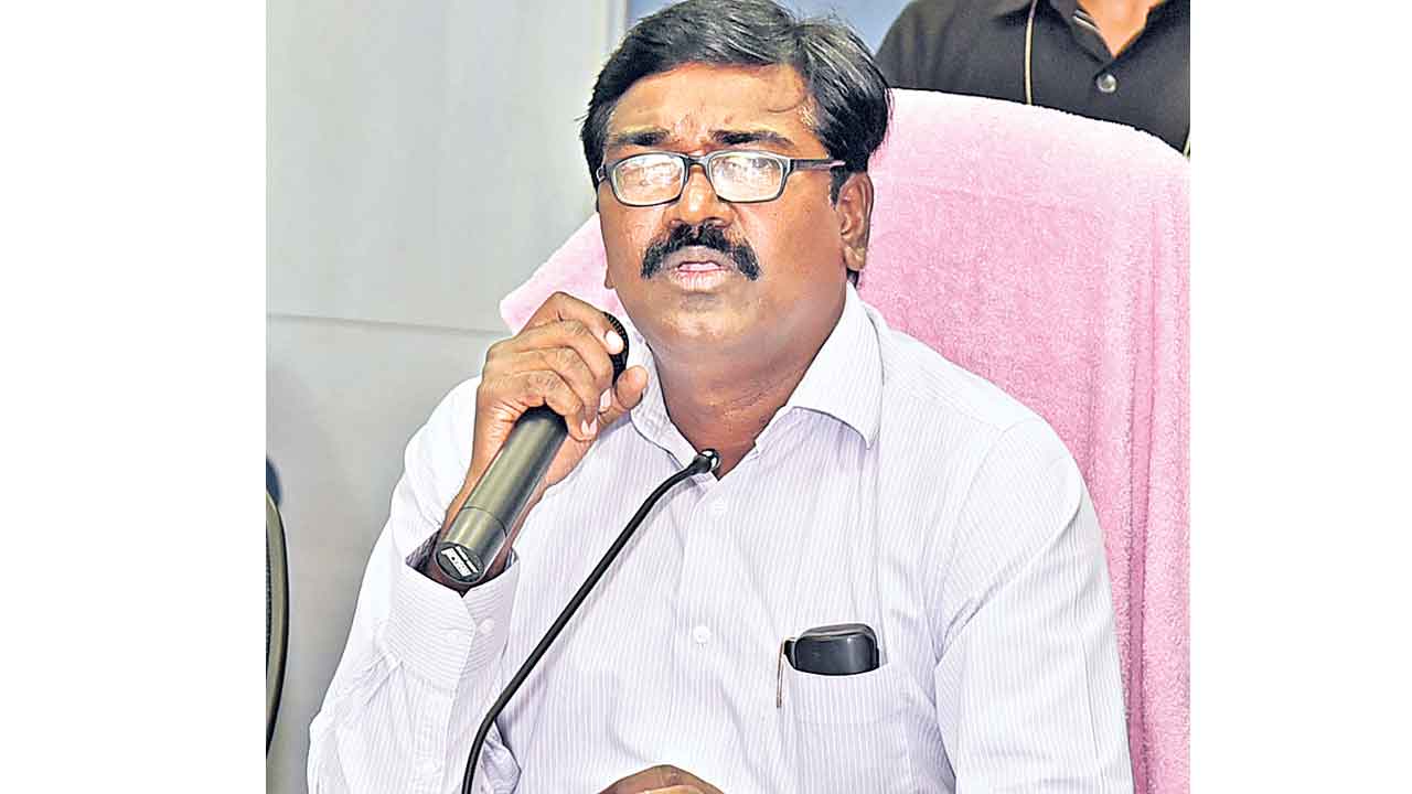 ఉద్యమ స్ఫూర్తితో పనిచేయాలి