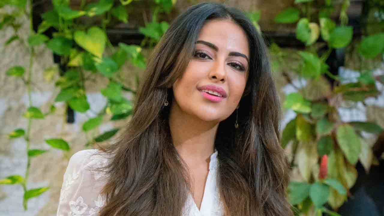 Avika Gore | భయపడుతూ చూస్తాను