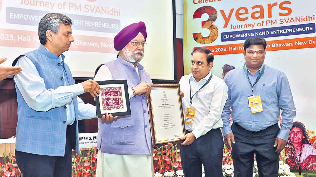 వీధి వ్యాపారులకు రుణాల్లో తెలంగాణ టాప్‌