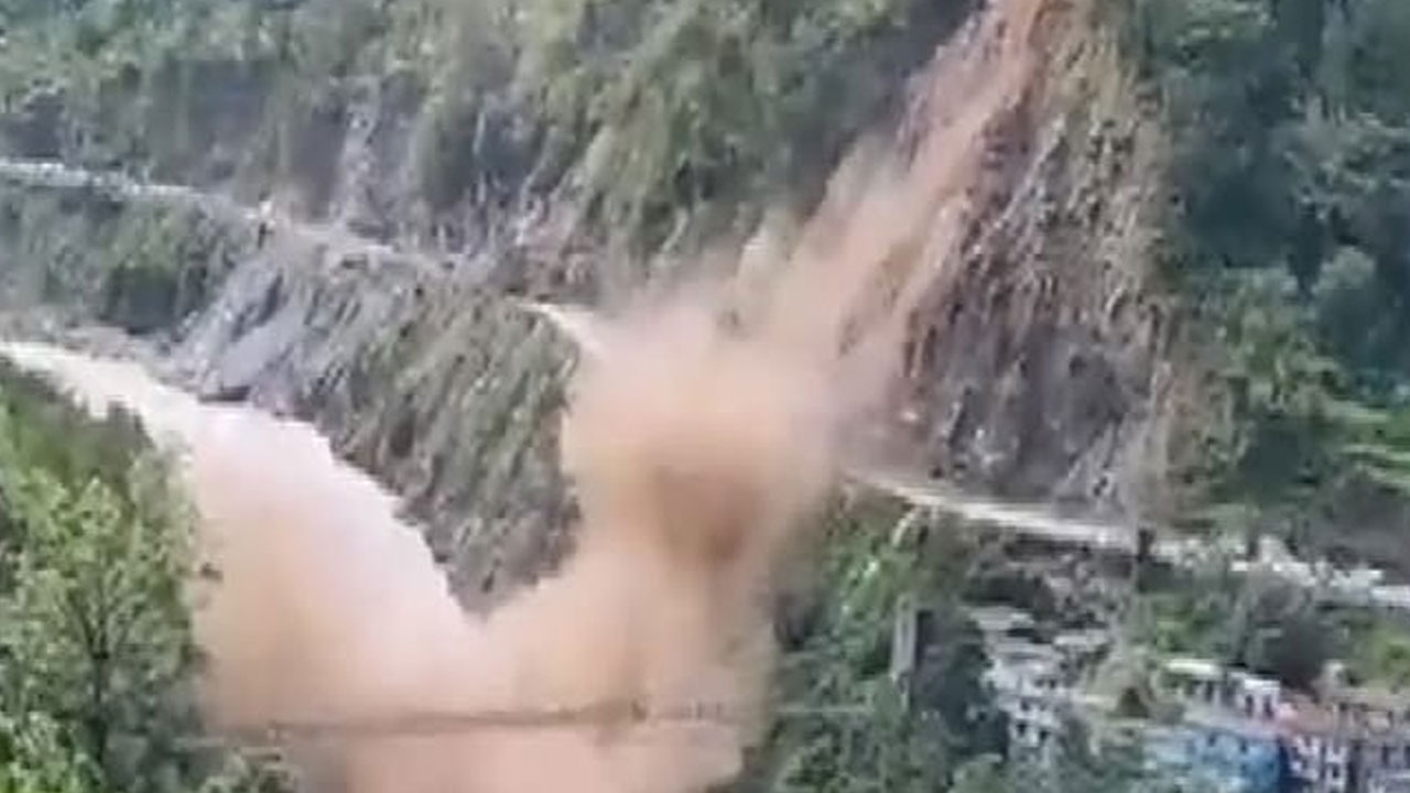 Badrinath: బ‌ద్రీనాథ్ రూట్లో విరిగిప‌డ్డ కొండ‌చ‌రియ‌లు.. చిక్కుకున్న టూరిస్టులు