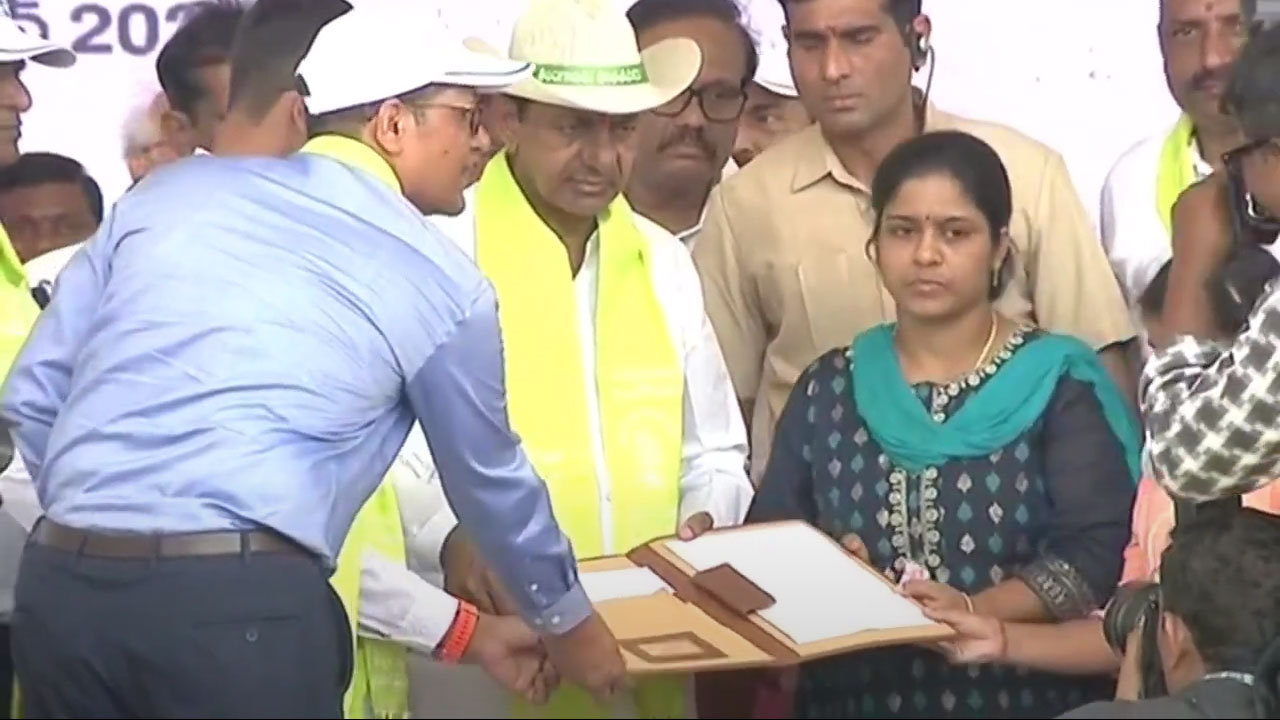 CM KCR | ఎఫ్ఆర్‌వో శ్రీనివాస్ రావు భార్య‌కు డిప్యూటీ త‌హ‌సీల్దార్ ఉద్యోగం.. నియామ‌క ప‌త్రం అంద‌జేసిన సీఎం కేసీఆర్