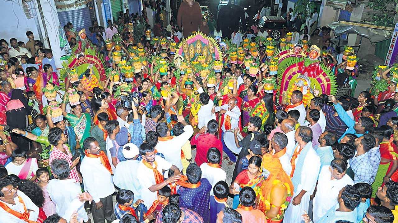 వైభవంగా నల్లపోచమ్మ బోనాలు