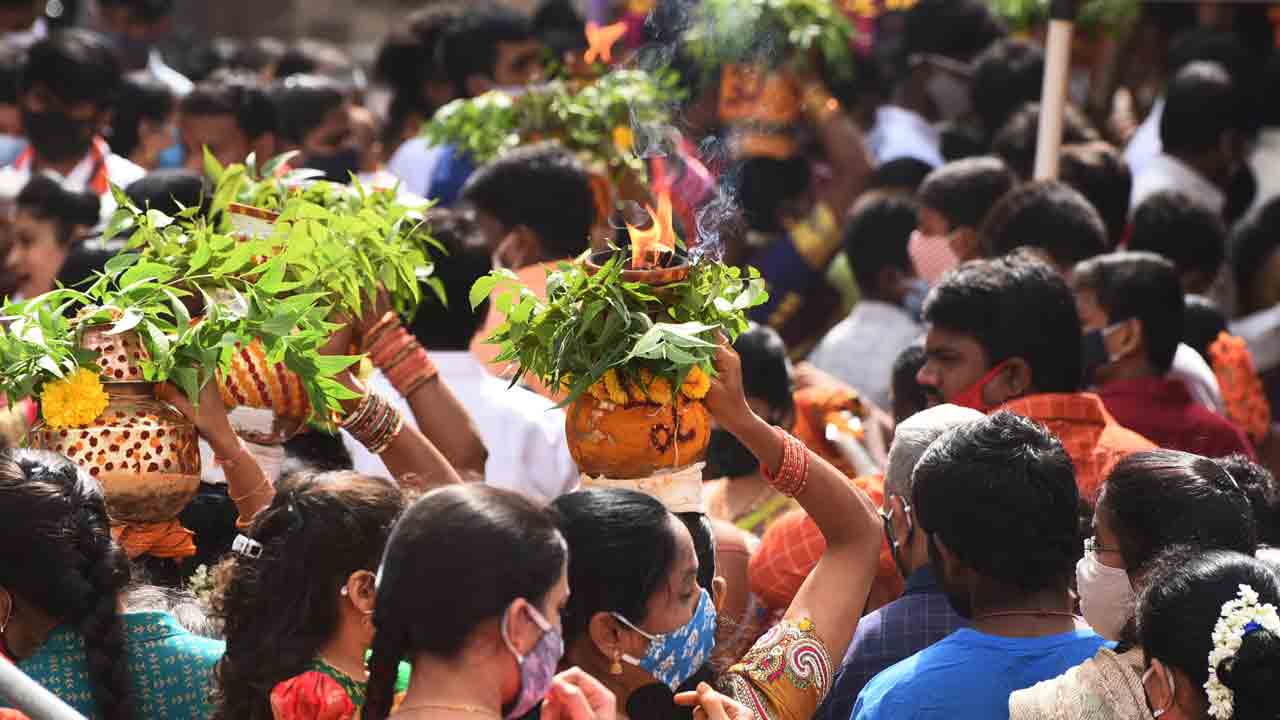 Bonalu | ఆషాఢంలోనే బోనాలు ఎందుకు జరుపుతారు? వీటి వెనుక ఉన్న చరిత్ర ఏంటి?