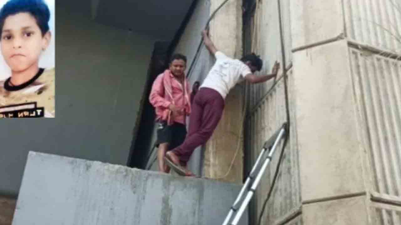 boy stuck | బ్రిడ్జి పిల్లర్‌, స్లాబ్ మధ్య చిక్కుకున్న బాలుడు.. రక్షించేందుకు అధికారుల ప్రయత్నాలు