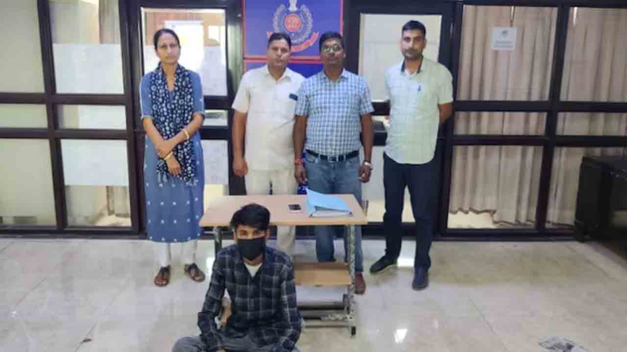 To break off engagement | మరదలు నిశ్చితార్థం చెడగొట్టేందుకు వదిన కుట్ర.. ప్రియుడి ద్వారా మార్ఫింగ్‌ ఫొటోలు పంపిన   వైనం