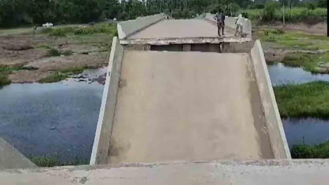 Gujarat |  గుజరాత్‌లో ప్రారంభించక ముందే కూలిన కొత్త వంతెన