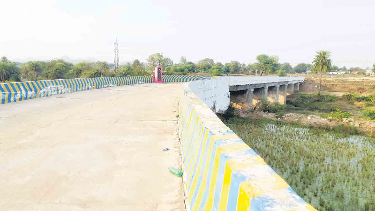 వారధి తీర్చిన వ్యథ 