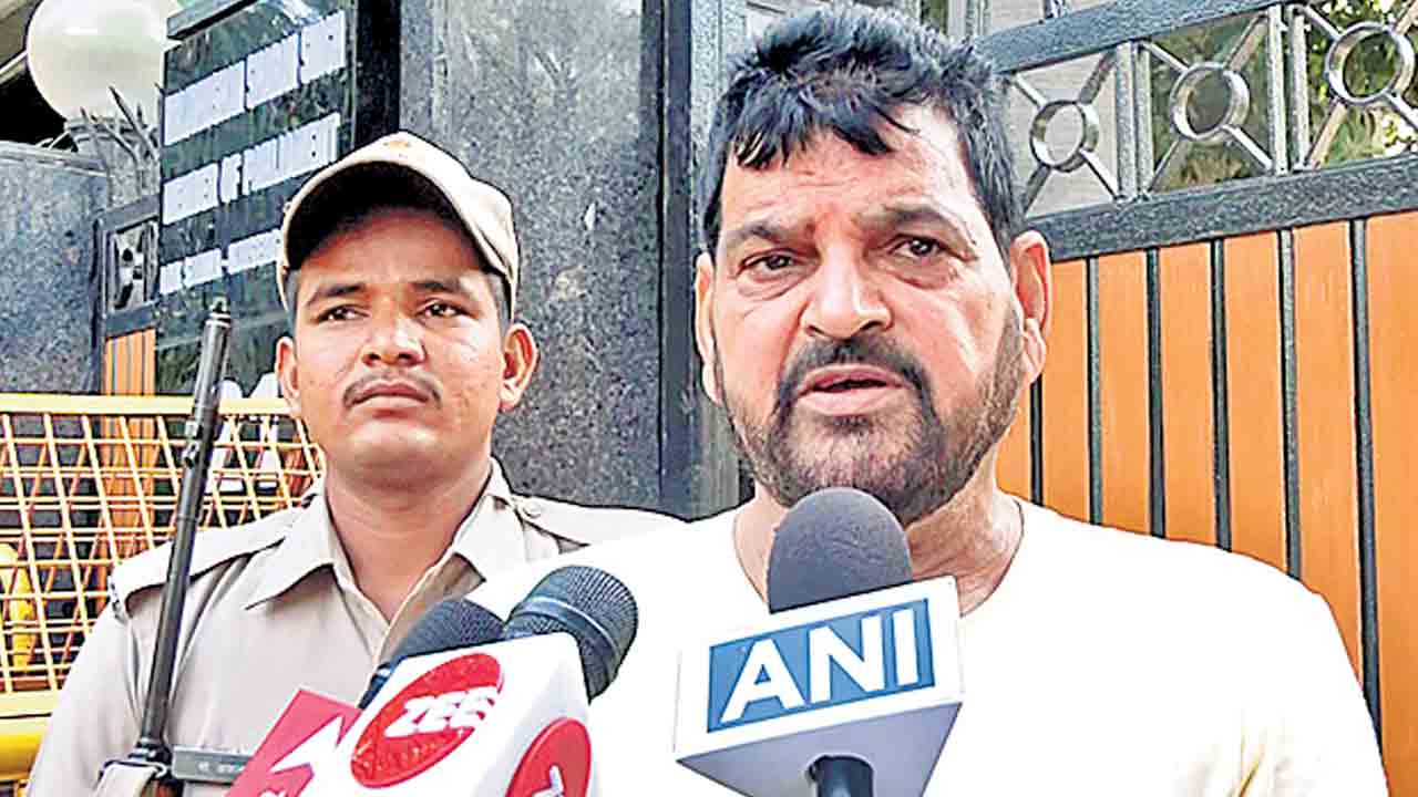 Brij Bhushan |  బ్రిజ్‌ భూషణ్‌ను కాపాడేందుకు కేంద్రం యత్నం.. పోక్సో కేసు ఎత్తేయాలని కోర్టును కోరిన ఢిల్లీ పోలీసులు