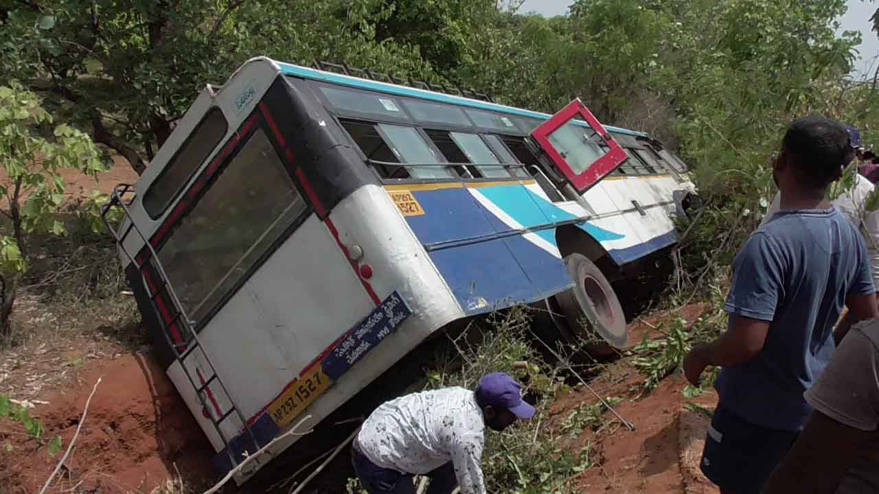 ట్రాక్టర్‌ ఢీకొని బస్సు బోల్తా