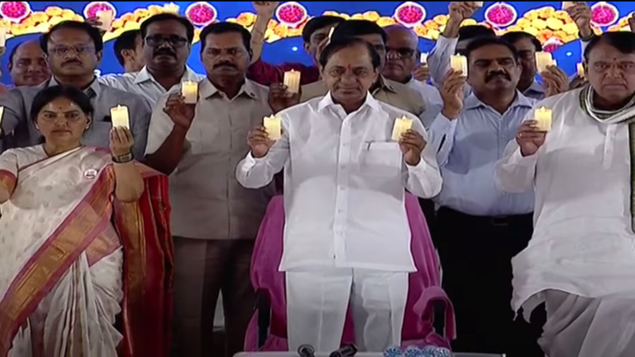 Telangana Martyrs Memorial | ఉద్విగ్న ఘ‌ట్టం.. కొవ్వొత్తుల వెలుగుల‌తో అమ‌రుల‌కు నివాళులు..