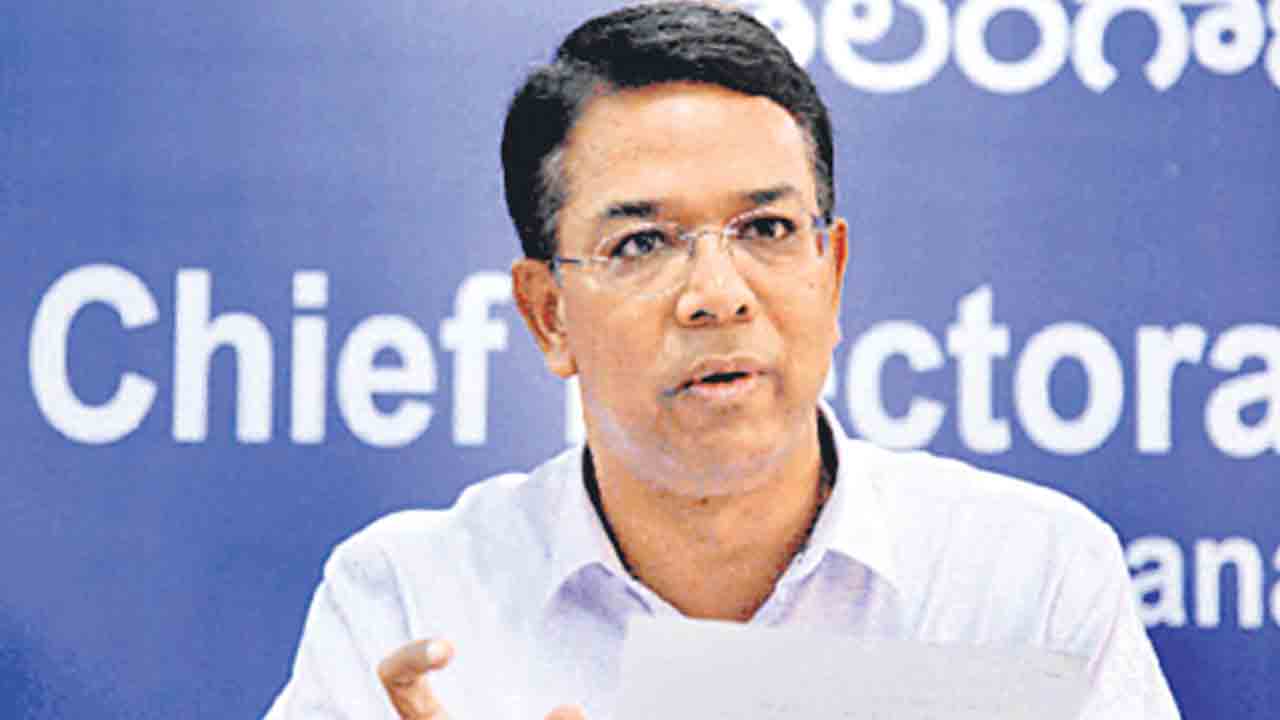 Vikas Raj | ఎన్నికల సామగ్రి పంపిణీని పరిశీలించిన వికాస్‌ రాజ్‌