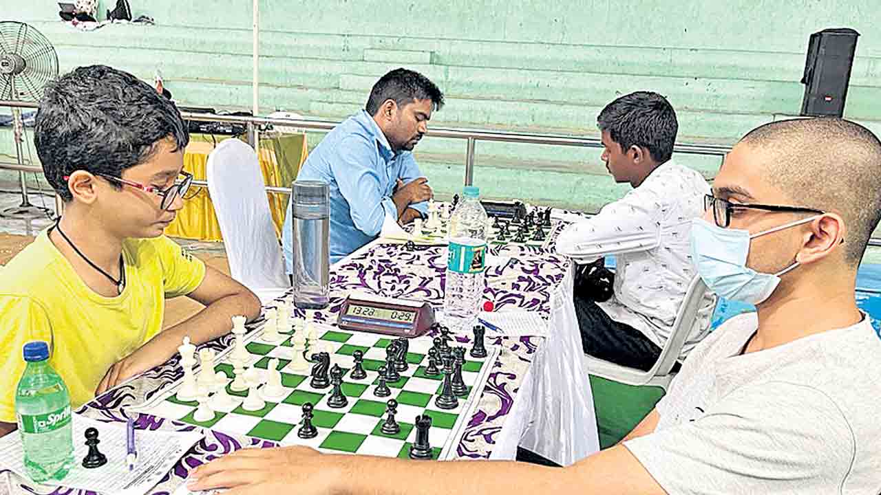 అగ్రస్థానంలో సాయి సంతోష్‌ కార్తీక్‌