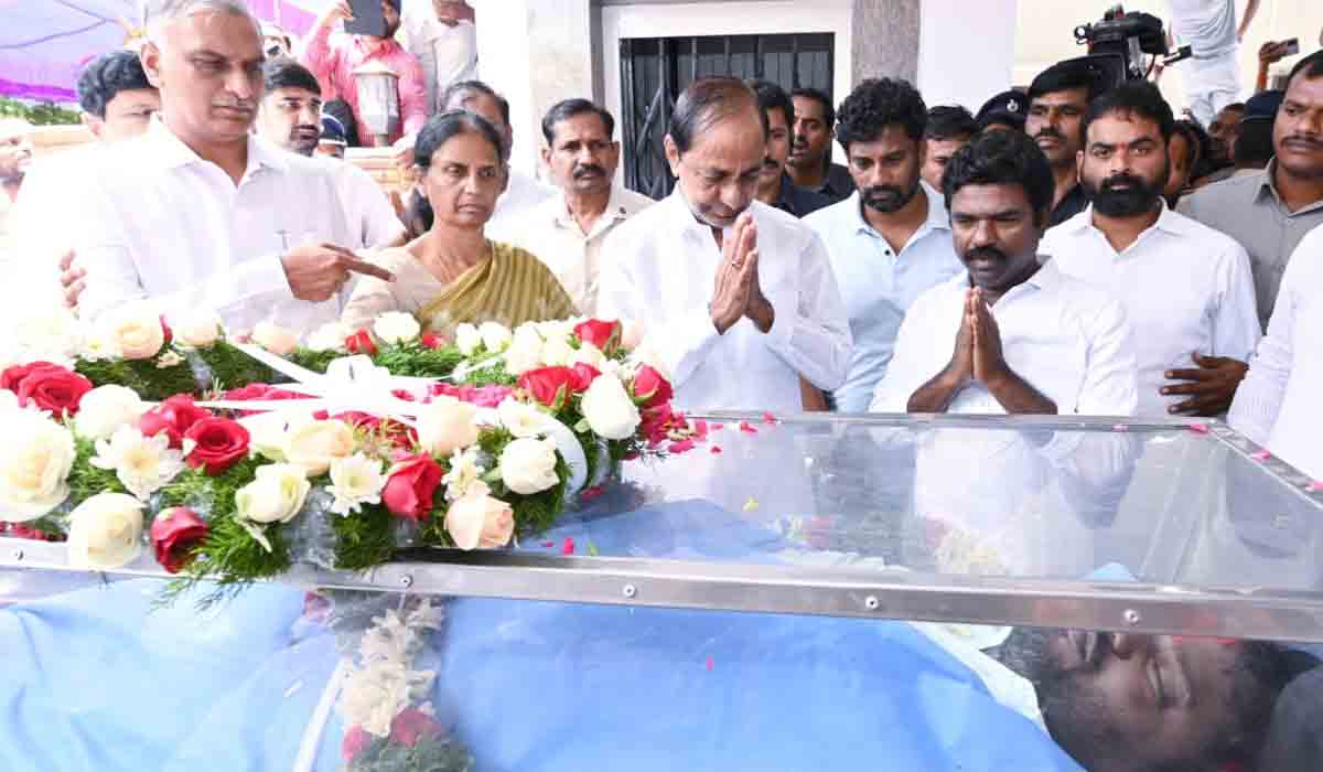 CM KCR | సాయిచంద్‌ భౌతికకాయానికి సీఎం కేసీఆర్‌ నివాళులు