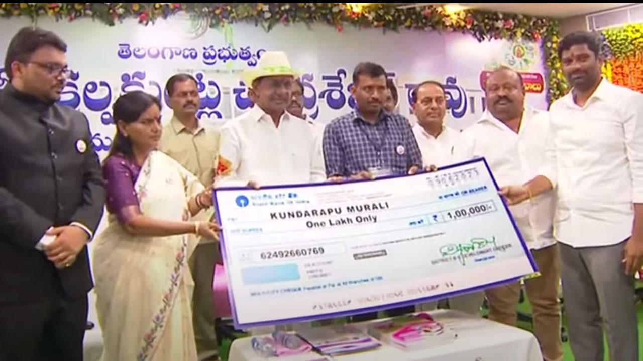 CM KCR | కుల‌వృత్తుల‌కు ఆర్థిక సాయం ప‌థ‌కాన్ని ప్రారంభించిన సీఎం కేసీఆర్