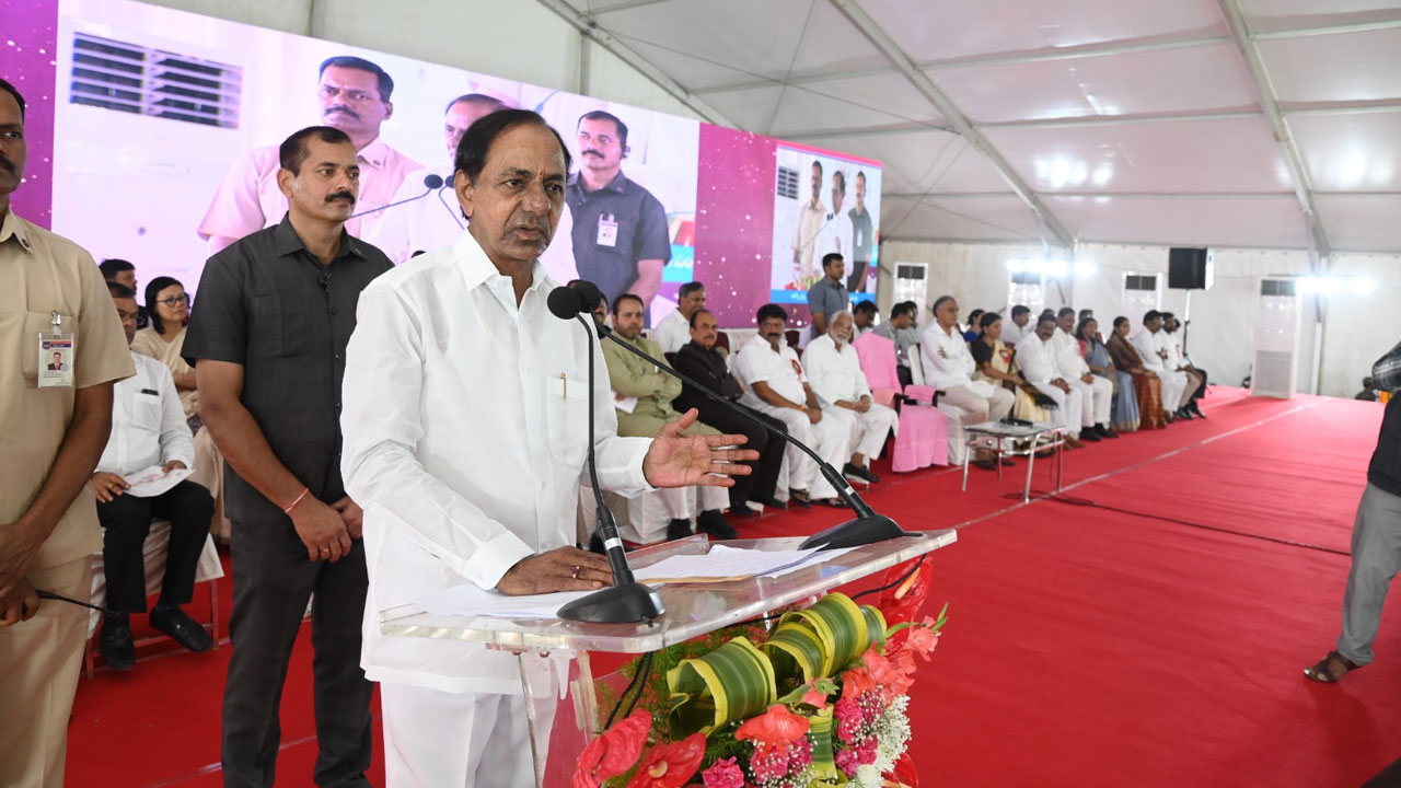CM KCR | ఇది ఇంట్రెస్టింగ్ స‌బ్జెక్ట్.. మిడ‌త‌ల దండుపై సీఎం కేసీఆర్
