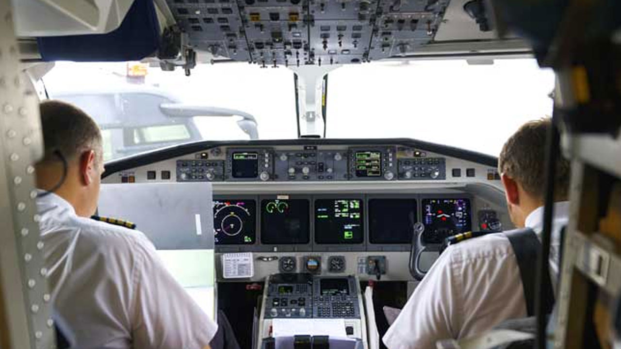 Air India Pilots: కాక్‌పిట్‌లోకి గ‌ర్ల్‌ఫ్రెండ్‌.. ఇద్ద‌రు పైలెట్ల‌పై వేటు