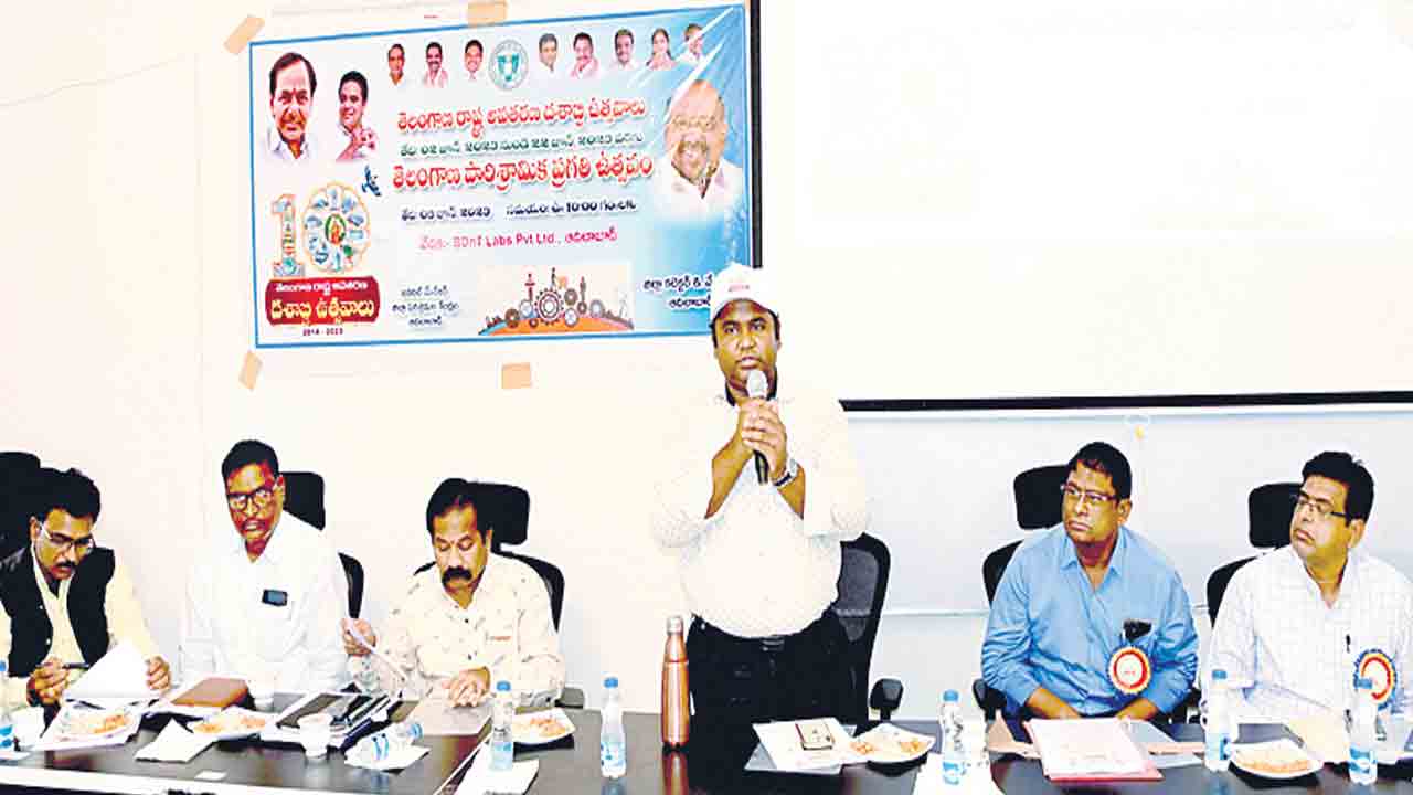 యువత పరిశ్రమలు స్థాపించి ఆర్థికంగా ఎదగాలి