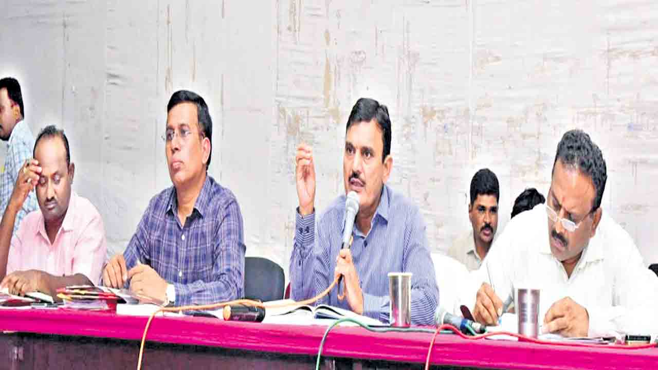 హరితహారం లక్ష్యాన్ని పూర్తి చేయాలి