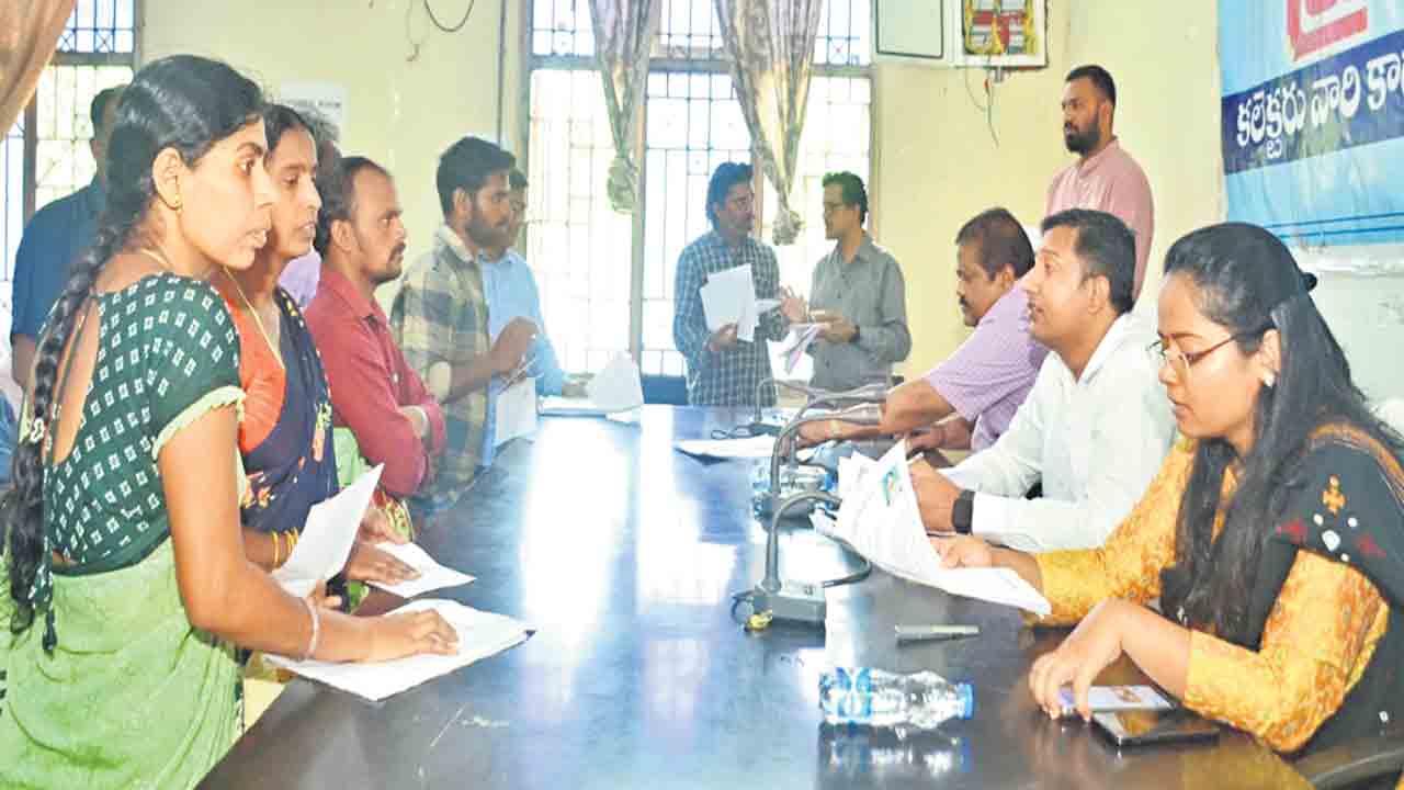 ఫిర్యాదులు తక్షణమే పరిష్కరించాలి