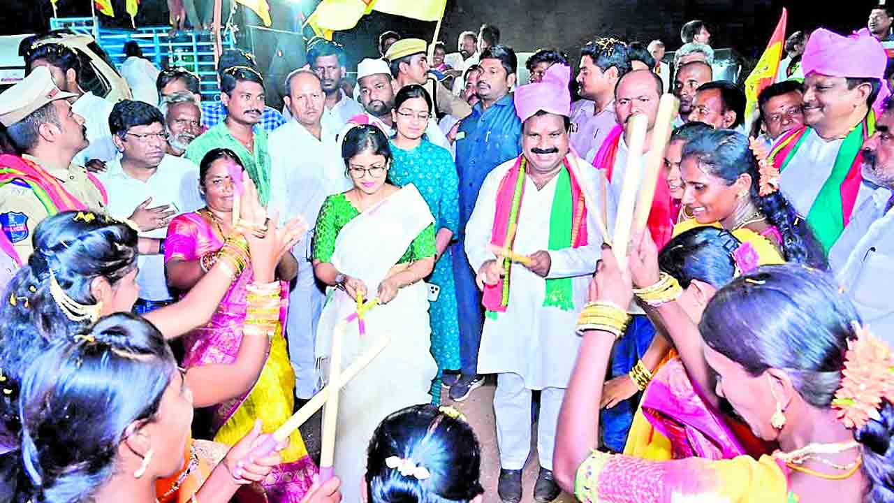 ఊరు కదిలే చెరువు మురిసే