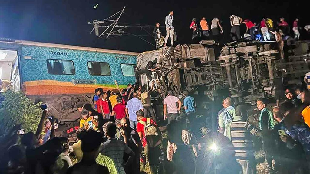 ఒడిశాలోని బాలాసోర్‌ జిల్లాలో ఘోర రైలు ప్రమాదం జరిగింది. రైళ్లు ఒకదానినొకటి ఢీకొనడంతో ఇప్పటివరకు 280 మంది మరణించారు. మరో 900 మందికి పైగా గాయపడ్డారు. బాధితుల్లో తెలంగాణ, ఏపీకి చెందినవాళ్లు కూడా ఉన్నారు.