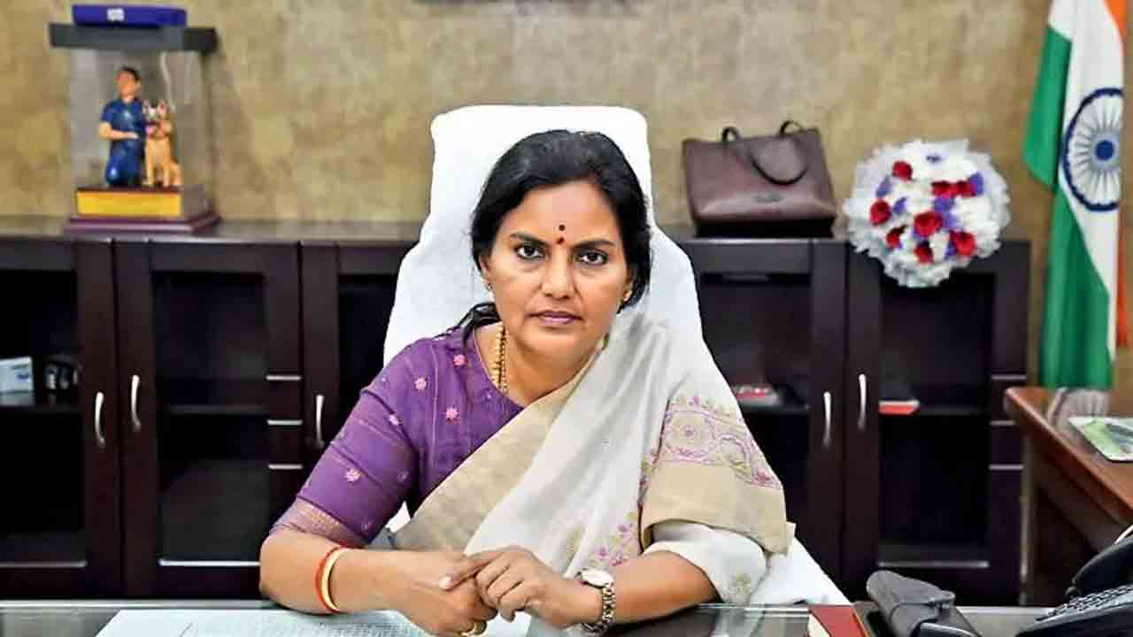 CS Santhi Kumari |  కడుపు నిండినంత సంతోషం కలుగుతున్నది.. ఆదిలాబాద్‌ జిల్లా తొలి మహిళా కలెక్టర్‌గా అనుభవాలను పంచుకున్న సీఎస్‌ శాంతికుమారి