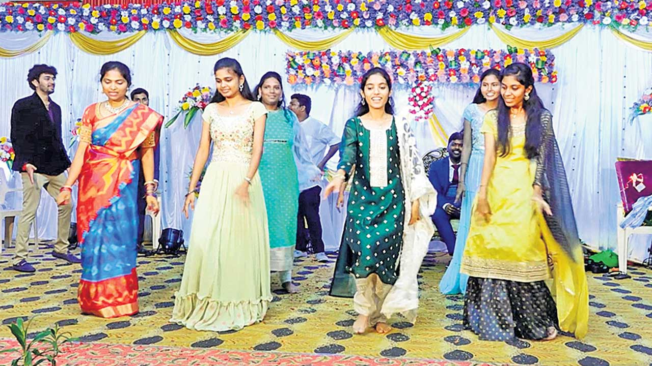 సంబురాల్లో కొత్త పుంతలు