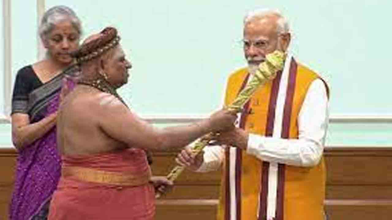 ప్రజాస్వామ్యంలో రాజదండం ఏంది?