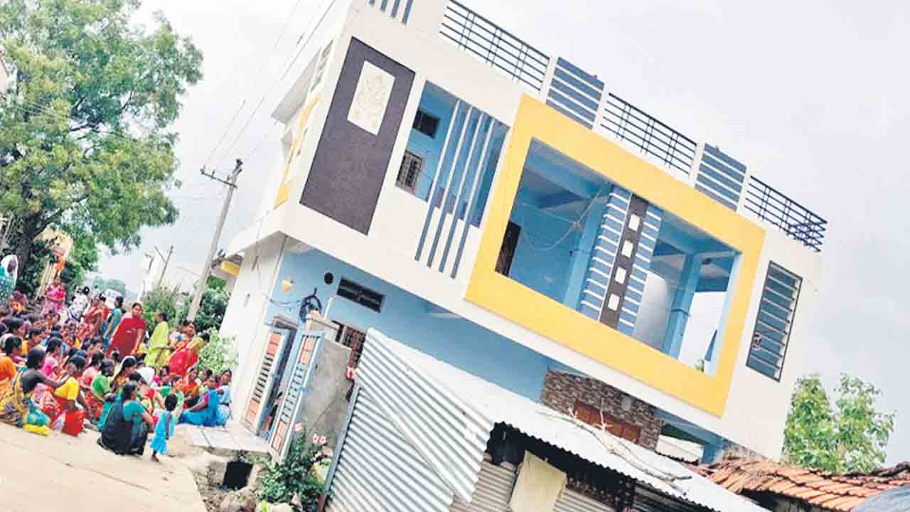 వీవోఏ ఇంటి ఎదుట డ్వాక్రా మహిళల ధర్నా