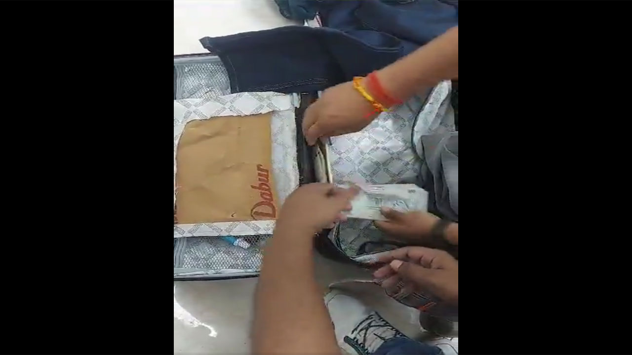 Foreign Currency: బ్యాగులో 57 ల‌క్ష‌ల విదేశీ క‌రెన్సీ.. ప‌ట్టుకున్న సీఐఎస్ఎఫ్ పోలీసులు