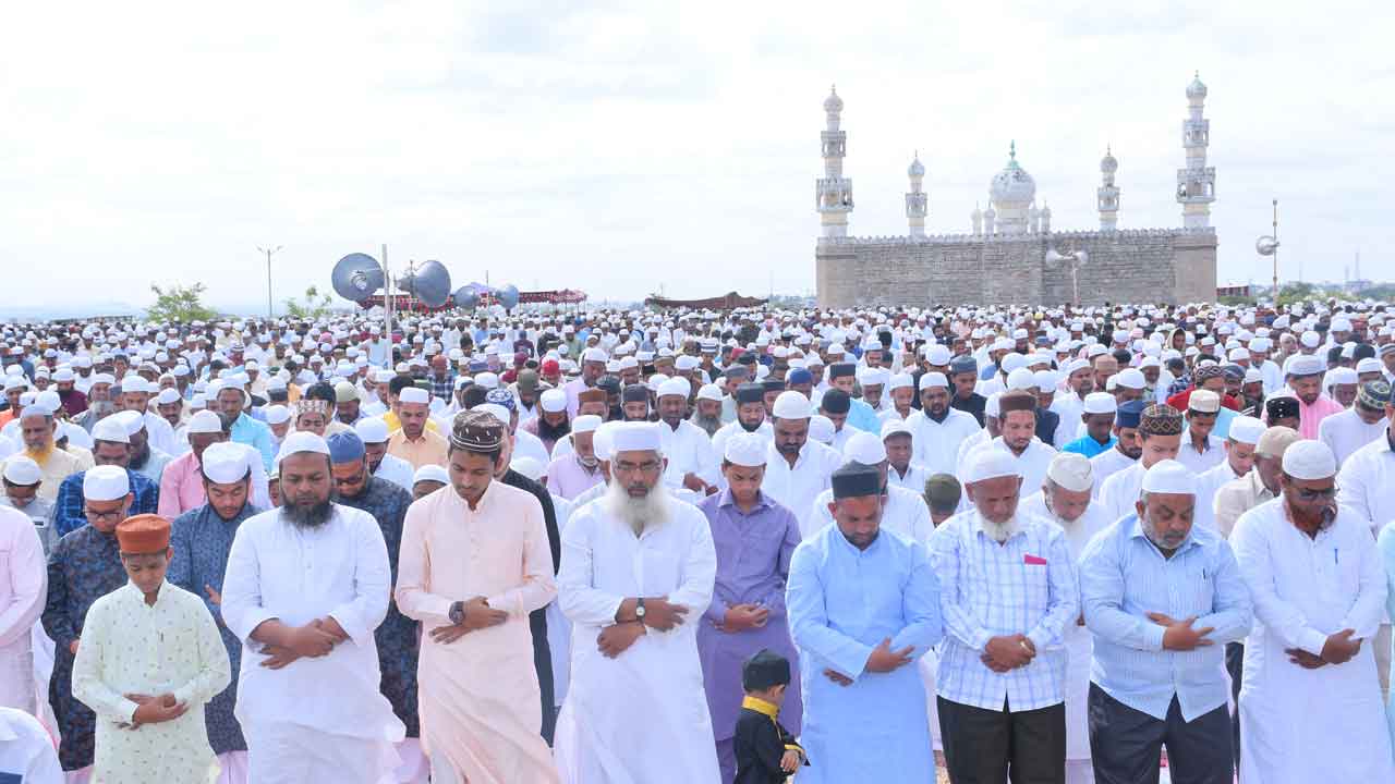 ఈద్‌ ముబారక్‌.. ఘనంగా బక్రీద్‌ వేడుకలు