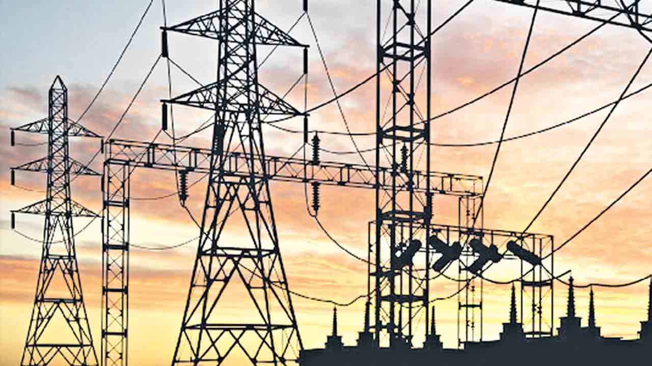 చీకట్లను చీల్చి వెలుగులు పంచి..