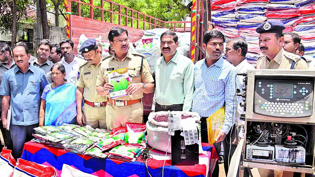 నకిలీ విత్తనాలు విక్రయిస్తున్న రెండు ముఠాల అరెస్టు