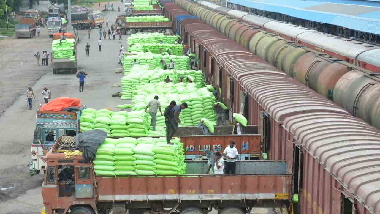 CM KCR |  అట్లుంటది కేసీఆర్‌తోని.. రాష్ట్రంలో రైతుకు ఎరువు కరువు తీరిందిట్లా..