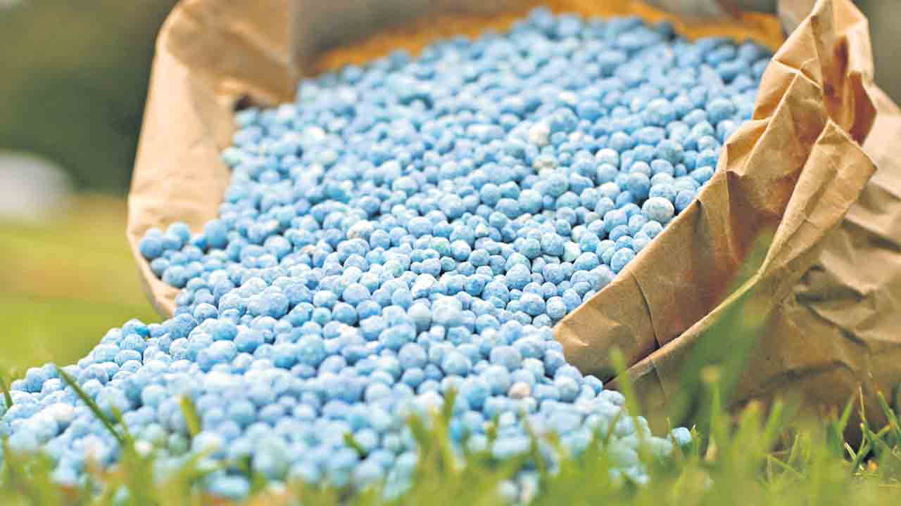 PM Pranam Yojana |  రైతు వెన్ను విరిచే పీఎం ప్రణామ్‌.. ఎరువుల సబ్సిడీల్లో 50 శాతం కోత పెట్టడమే సర్కార్‌ లక్ష్యం