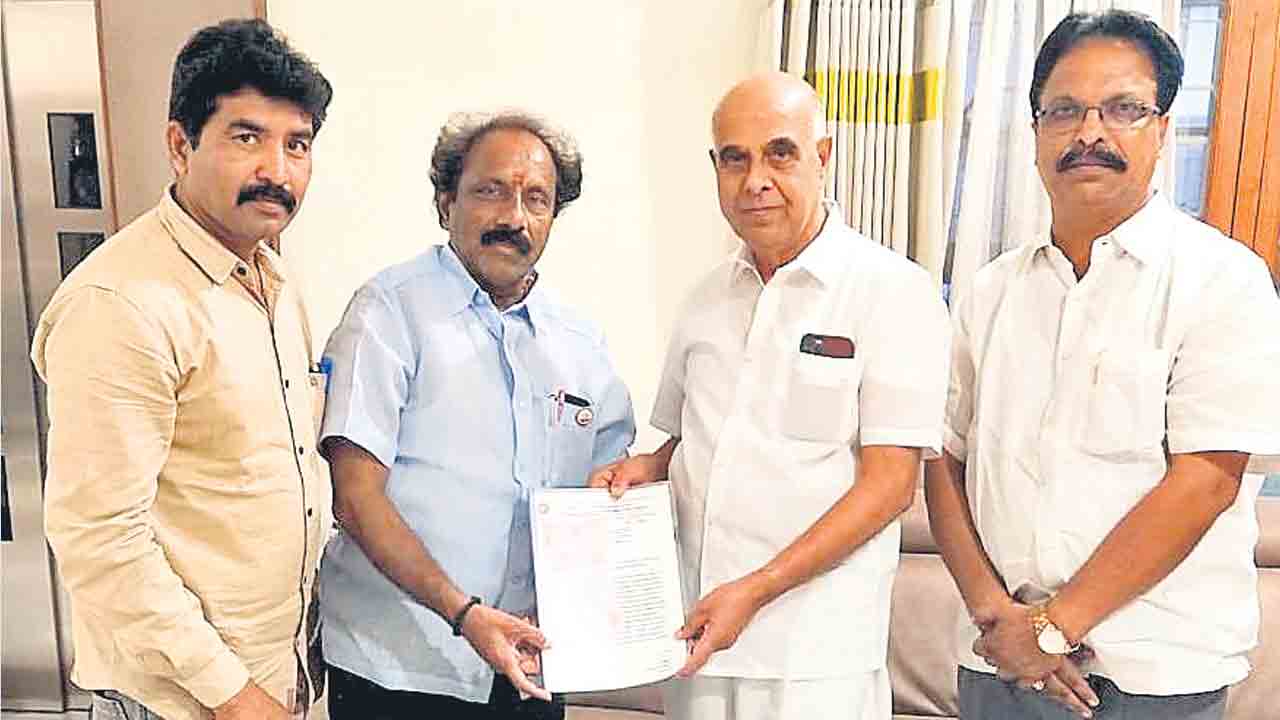 విద్యుత్తు ఉద్యోగుల సమస్యను పరిష్కరించాలి