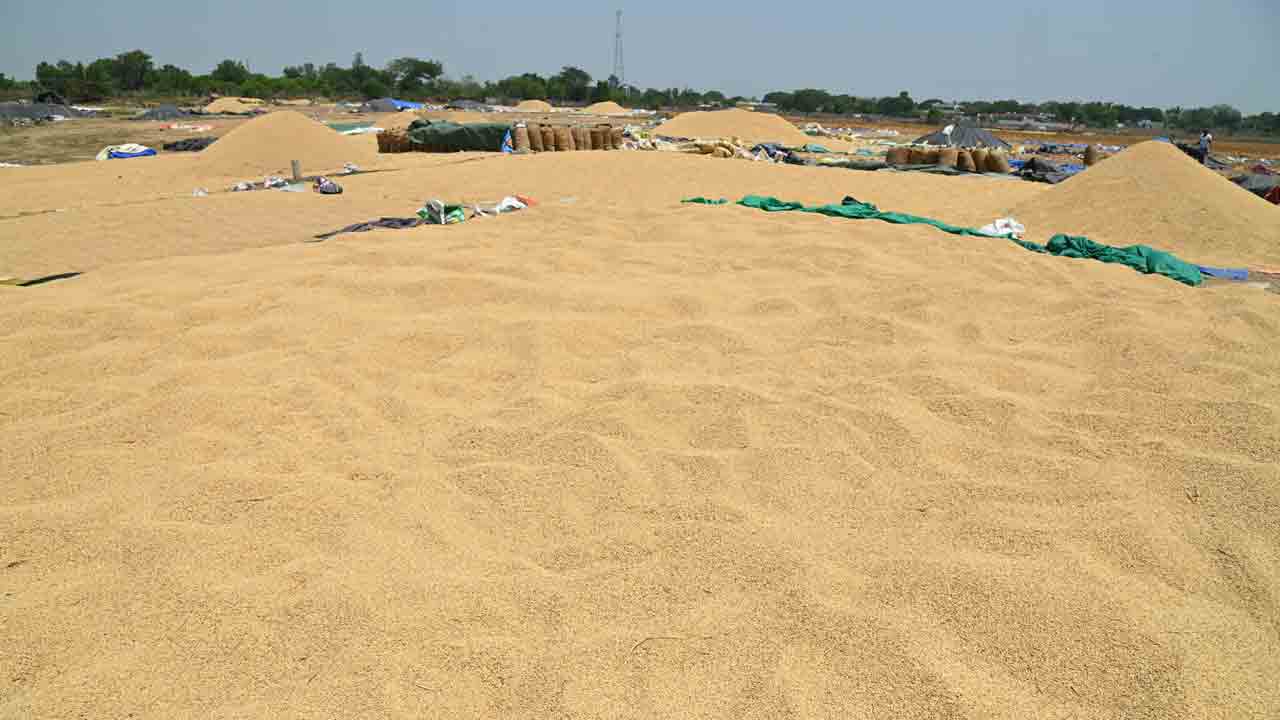 వెల్లువెత్తిన ధాన్యం