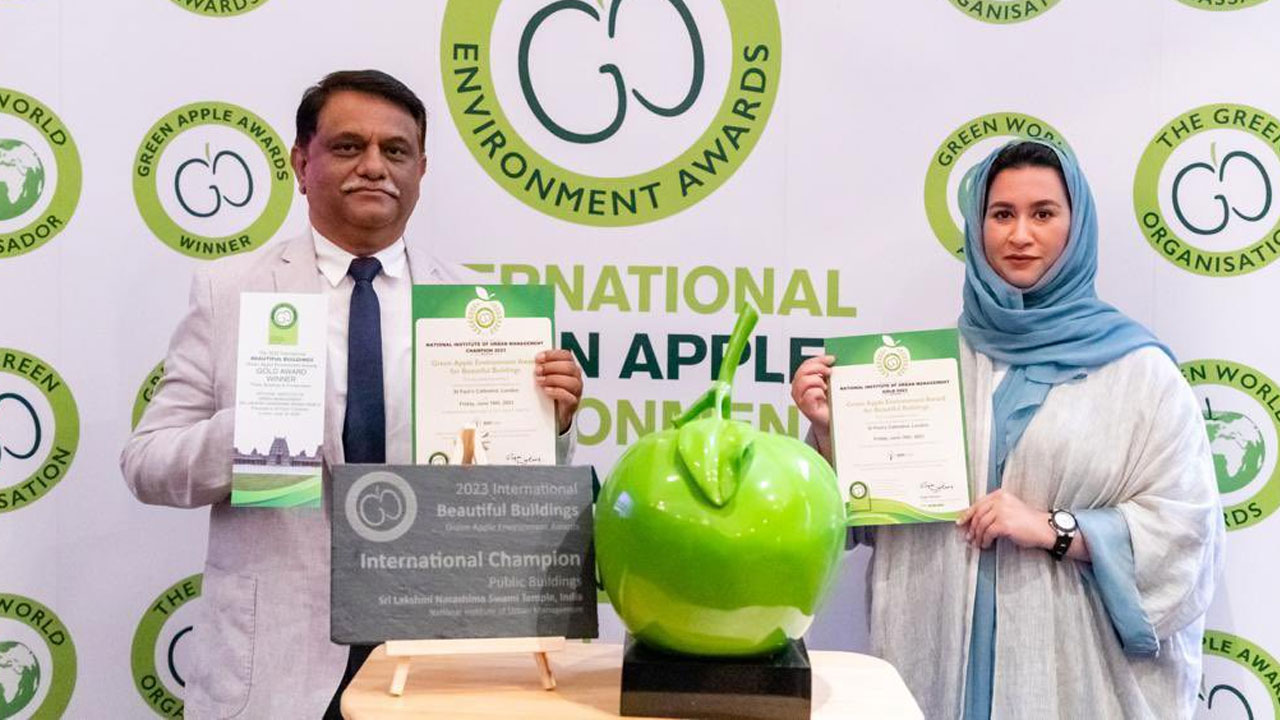 Green Apple Awards | లండ‌న్‌లో గ్రీన్ యాపిల్ అవార్డుల‌ను అందుకున్న అరవింద్ కుమార్
