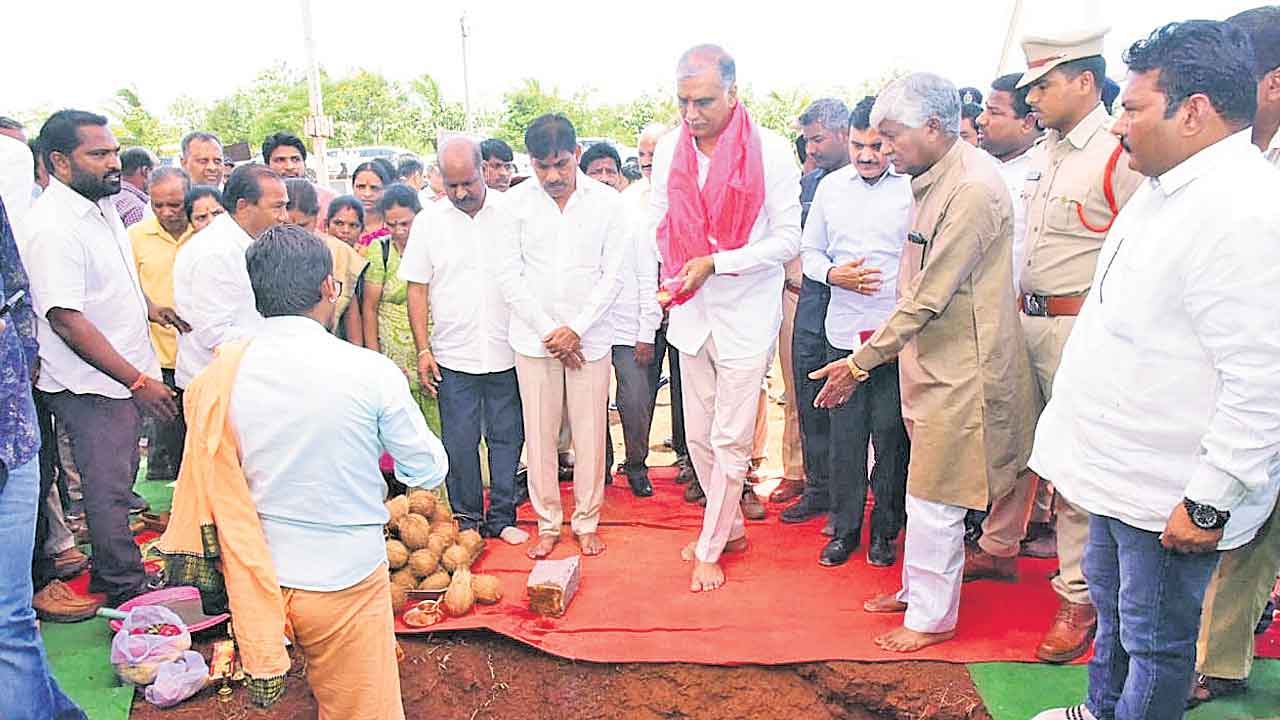 Minister Harish rao |  ఉమ్మడి రాష్ట్రంలో గుక్కెడు నీళ్లివ్వలే.. మేము ఇంటింటికీ భగీరథ నీళ్లిస్తున్నం: మంత్రి హరీశ్‌రావు