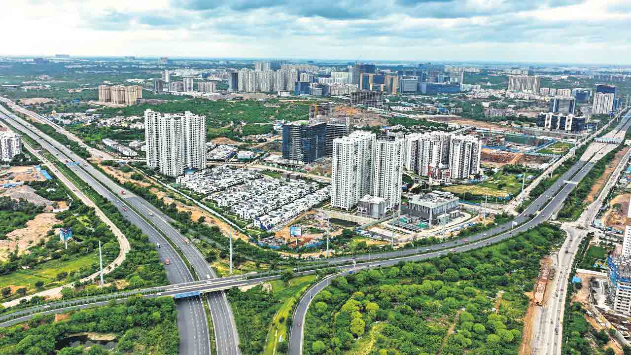 HMDA |  భూమికి పచ్చాని రంగేసినట్లు.. పచ్చలహారంగా మారిన ఓఆర్‌ఆర్‌ పరిసరాలు.. పచ్చదనంపై హెచ్‌ఎండీఏ ప్రత్యేక ముద్ర