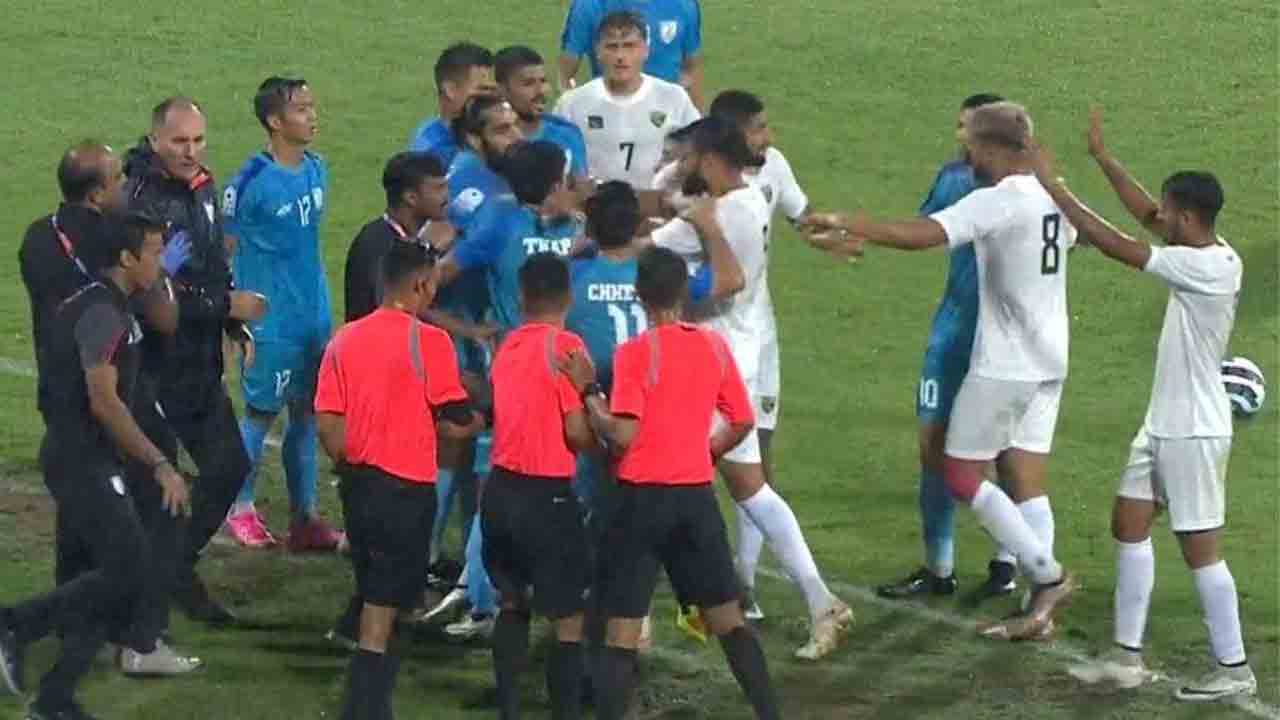 India – Pak Football Teams | మైదానంలో తోసుకున్న‌ భార‌త్‌, పాక్ ఫుట్‌బాల్‌ ఆటగాళ్లు.. వీడియో వైర‌ల్