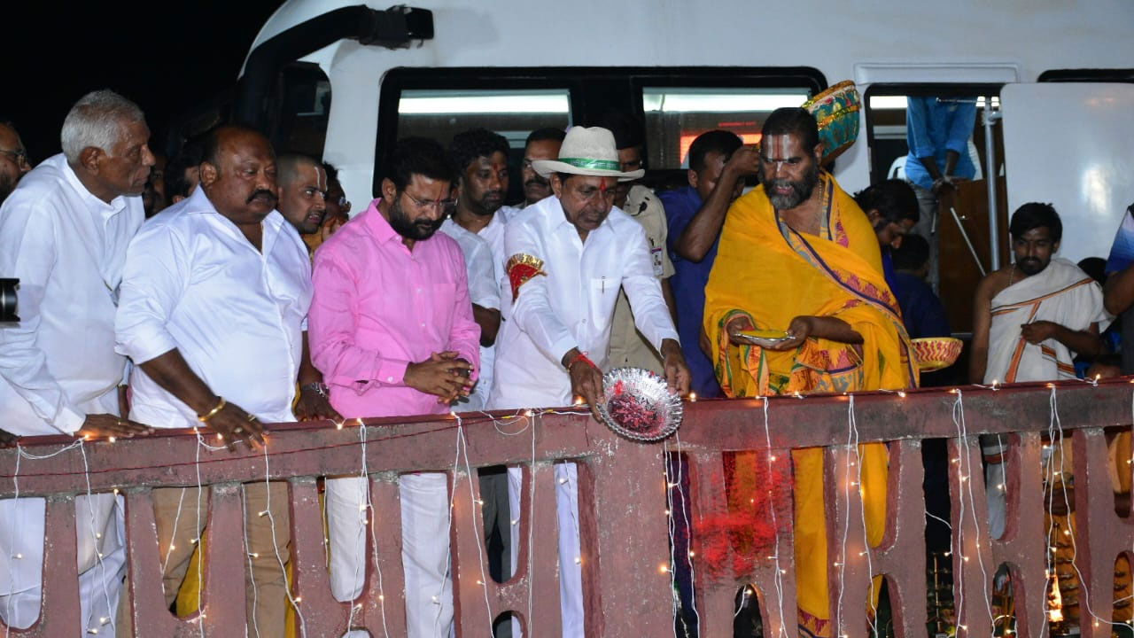 CM KCR | గోదావ‌రి న‌దికి ముఖ్య‌మంత్రి కేసీఆర్ హార‌తి