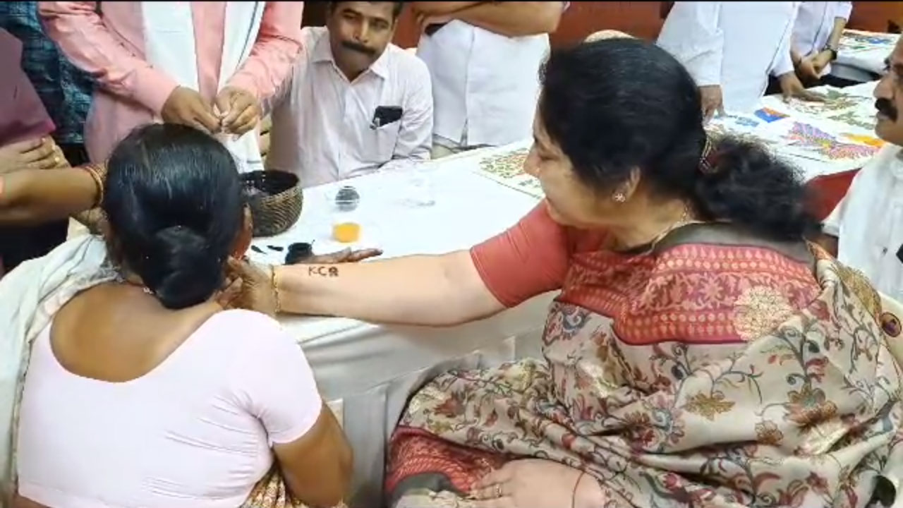 Satyavathi Rathod | కేసీఆర్ పేరు ప‌చ్చ‌బొట్టు వేయించుకున్న మంత్రి స‌త్య‌వ‌తి రాథోడ్