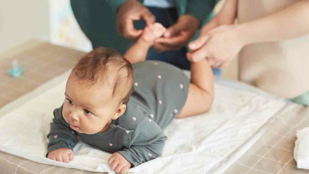 Parenting Tips | పెద్దలైనా, పిల్లలైనా వ్యాధుల బారిన పడకుండా ఉండాలంటే రోగ నిరోధక శక్తి మెరుగ్గా ఉండాలి. అప్పుడే ఇన్ఫెక్షన్లకు దూరంగా ఉంటారు. అయితే, పసిపిల్లలకు ఇమ్యూన్‌ సెల్స్‌ తల్లి పాల ద్వారా వస్తాయి. అలాగే, వయసుకు తగిన వ్యాక్సిన్లు వేయిస్తుంటే, చాలా రకాల ఇన్ఫెక్షన్ల నుంచి పిల్లలను కాపాడుకోవచ్చు. అలాగే పోషకాహారం అందించడం ద్వారా కూడా ఇమ్యూనిటీ పెరుగుతుంది.
