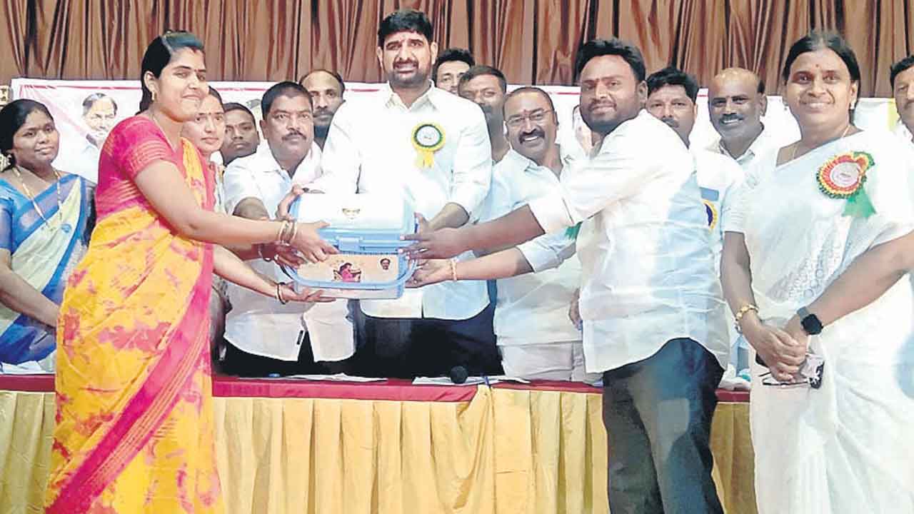 దేశంలోనే నంబర్‌ 1 సీఎం కేసీఆర్‌ మండలి విప్‌ పాడి కౌశిక్‌రెడ్డి