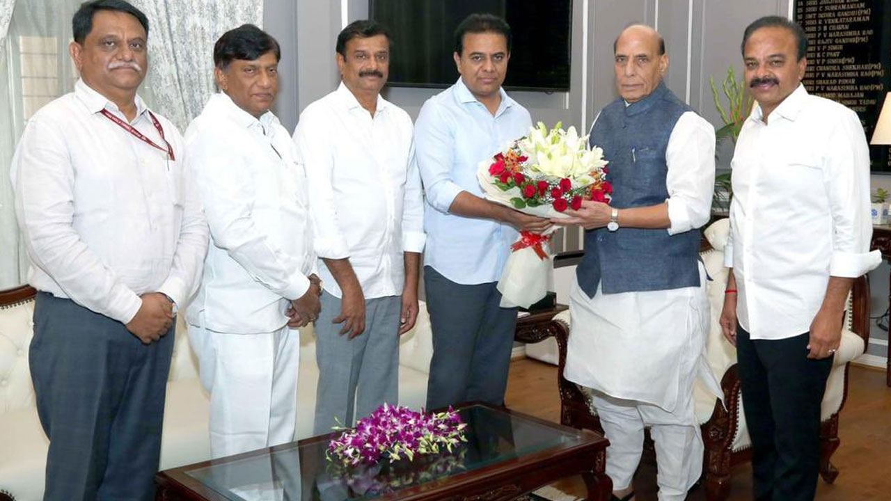 KTR | హైద‌రాబాద్‌లో స్కైవేల కోసం ర‌క్ష‌ణ శాఖ భూములు కేటాయించండి : మంత్రి కేటీఆర్