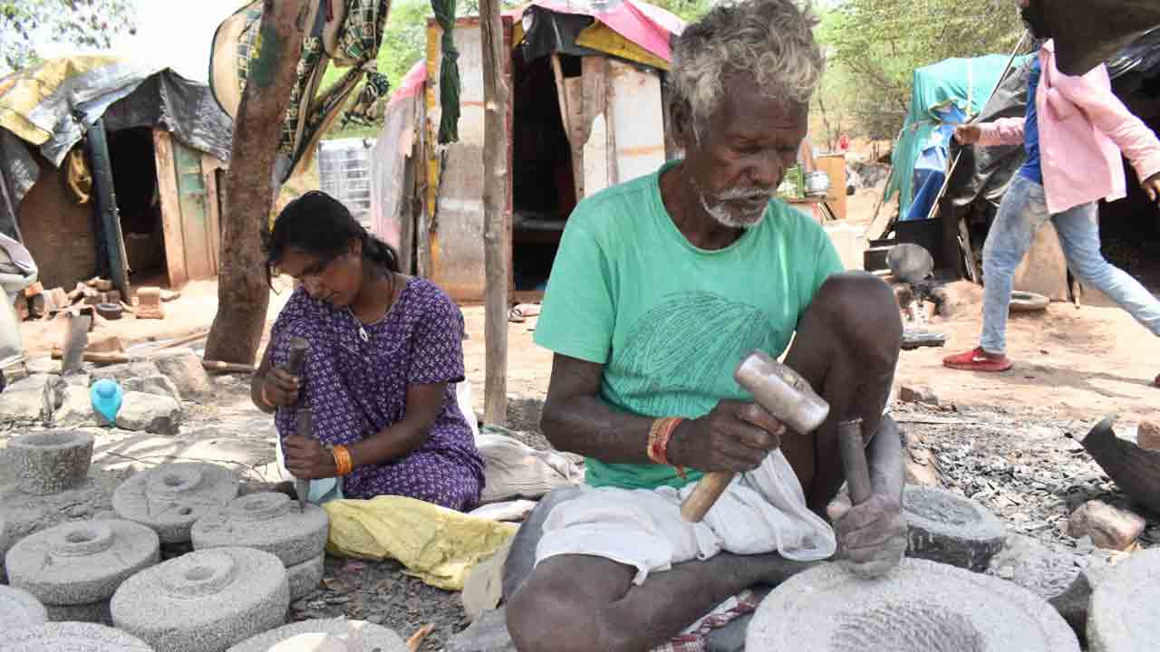 Traditional occupations |  నేటి నుంచి బీసీల్లోని వృత్తికులాలకు ఆర్థికసాయం.. మంచిర్యాలలో శ్రీకారం చుట్టనున్న సీఎం కేసీఆర్‌