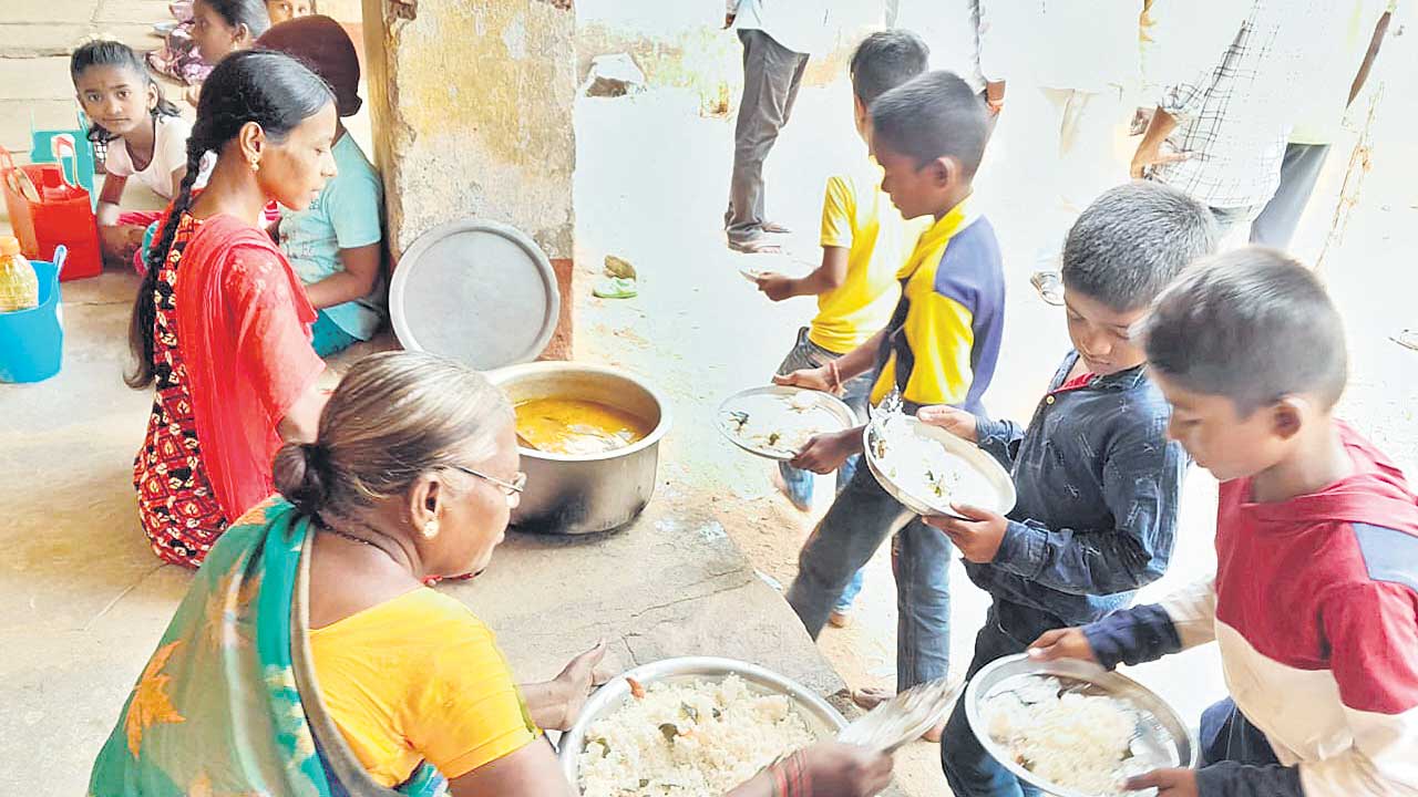 కమ్మని బువ్వ.. కార్పొరేట్‌ చదువు