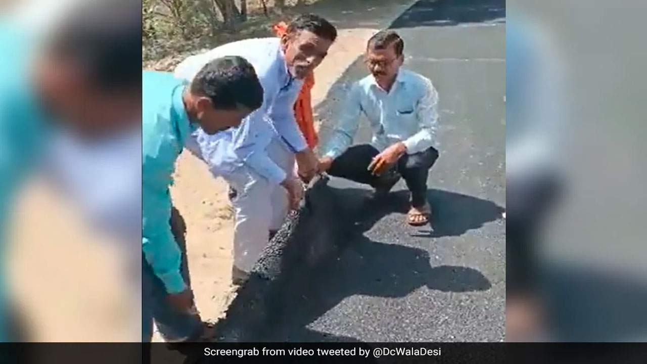 Maharastra Roads: తారు రోడ్డును కార్పెట్‌లా చుట్టేస్తున్నారు.. మ‌హారాష్ట్ర వీడియో వైర‌ల్‌